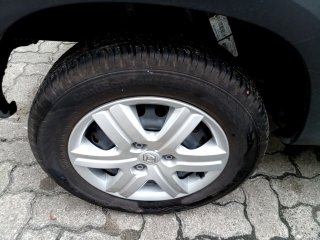 RENAULT KWID ZEN 10MT 1 4p Pneu traseiro dir.