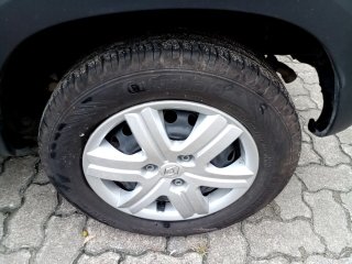 RENAULT KWID ZEN 10MT 1 4p Pneu traseiro esq.