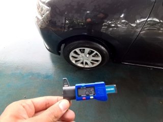 RENAULT LOGAN EXPR 10 Pneu dianteiro esq.