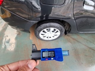 RENAULT LOGAN EXPR 10 Pneu traseiro dir.