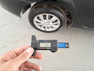 RENAULT LOGAN LIFE10MT Pneu traseiro esq.