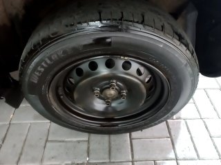 RENAULT SANDERO EXPR 10 Pneu traseiro esq.