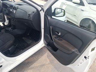 RENAULT SANDERO ZEN10MT Porta e interior passageiro