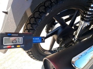 SHINERAY JET 50 Pneu traseiro esq.