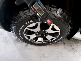 TOYOTA HILUX SWSRXA4FD Pneu dianteiro esq.