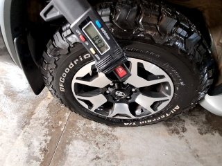TOYOTA HILUX SWSRXA4FD Pneu traseiro dir.