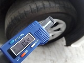 VOLKSWAGEN GOL 1.0L MC4 Pneu dianteiro dir.