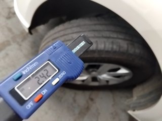 VOLKSWAGEN GOL 1.0L MC4 Pneu dianteiro esq.