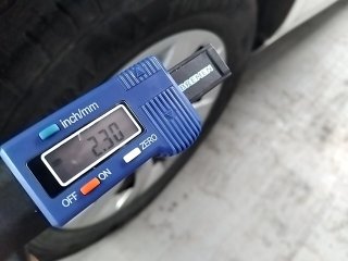 VOLKSWAGEN GOL 1.0L MC4 Pneu traseiro dir.