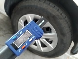 VOLKSWAGEN GOL 1.0L MC4 Pneu traseiro esq.