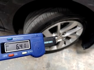 VOLKSWAGEN JETTA CL AF Pneu dianteiro dir.