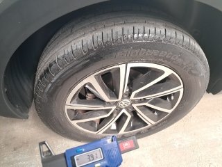 VOLKSWAGEN T CROSS TSI AD Pneu traseiro dir.