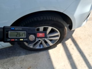 VW FOX CONNECT MB Pneu dianteiro dir.