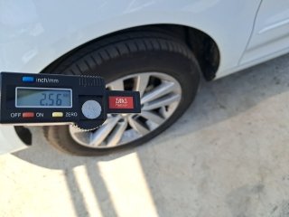 VW FOX CONNECT MB Pneu dianteiro esq.