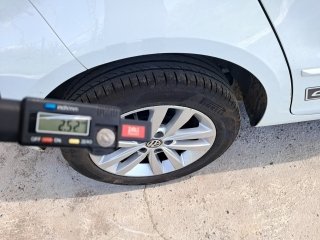 VW FOX CONNECT MB Pneu traseiro dir.