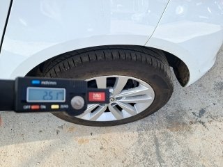 VW FOX CONNECT MB Pneu traseiro esq.