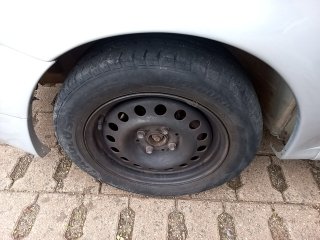 VW GOL 1.0 GIV Pneu dianteiro esq.