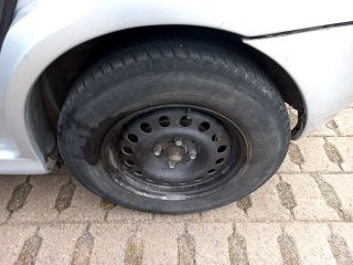 VW GOL 1.0 GIV Pneu traseiro esq.