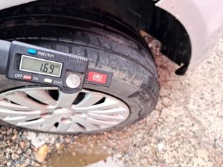 VW GOL 1.0 Pneu dianteiro dir.