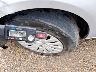 VW GOL 1.0 Pneu dianteiro esq.