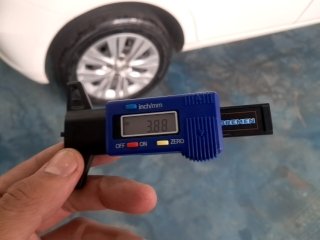 VW GOL 1.6L MB5 Pneu dianteiro esq.