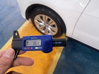 VW GOL 1.6L MB5 Pneu traseiro dir.