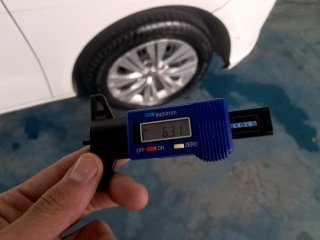 VW GOL 1.6L MB5 Pneu traseiro esq.