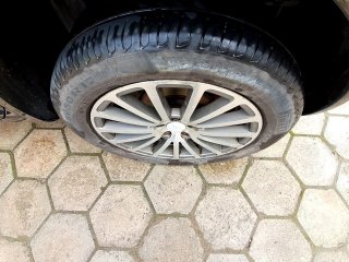 VW GOLF 1.6 SPORTLINE Pneu traseiro esq.