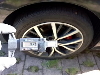 VW JETTA 2.0 Pneu traseiro dir.