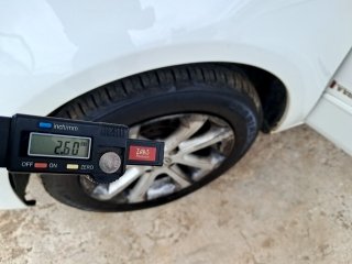 VW NOVO VOYAGE 1.6 Pneu dianteiro esq.