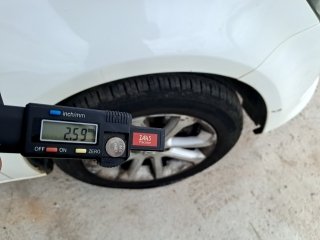 VW NOVO VOYAGE 1.6 Pneu traseiro dir.