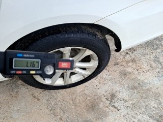 VW NOVO VOYAGE 1.6 Pneu traseiro esq.