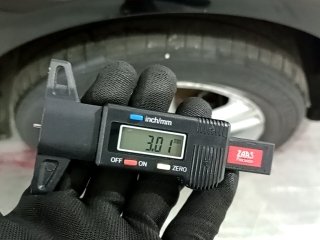 VW POLO SEDAN 1.6 Pneu dianteiro dir.