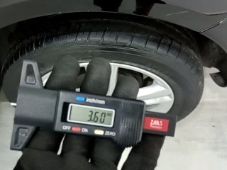 VW POLO SEDAN 1.6 Pneu traseiro esq.