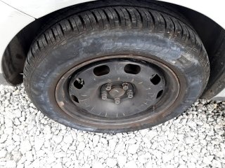 VW SPACEFOX  Pneu traseiro dir.