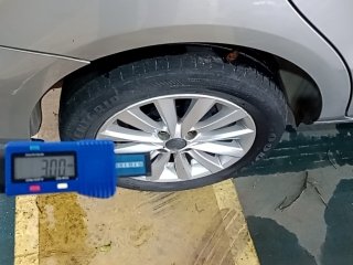 VW VOYAGE CL MA Pneu traseiro dir.