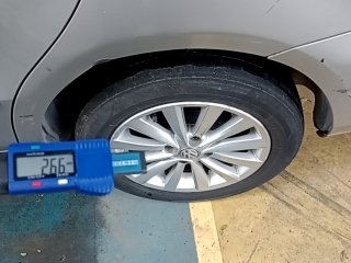 VW VOYAGE CL MA Pneu traseiro esq.