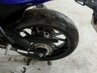 YAMAHA FZ15 FAZER ABS Pneu traseiro esq.