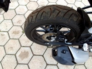 YAMAHA FZ15 FAZER ABS Pneu traseiro esq.