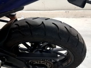 YAMAHA FZ15 FAZER ABS Pneu traseiro esq.