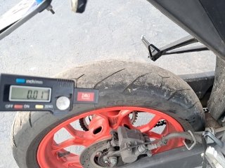 YAMAHA MT03 ABS Pneu traseiro esq.