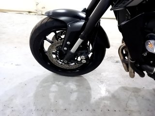 YAMAHA MT09/ABS Pneu dianteiro esq.