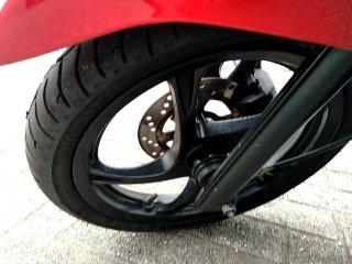 YAMAHA NEO 125 120 Pneu traseiro dir.