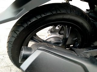 YAMAHA NEO 125 120 Pneu traseiro esq.