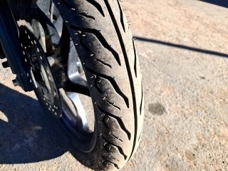 YAMAHA NEO 125 Pneu dianteiro dir.