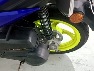 YAMAHA NEO 125 Pneu traseiro esq.