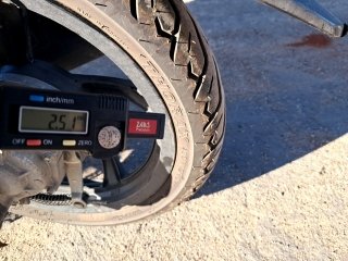 YAMAHA NEO 125 Pneu traseiro esq.