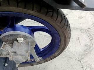 YAMAHA NEO 125 Pneu traseiro esq.