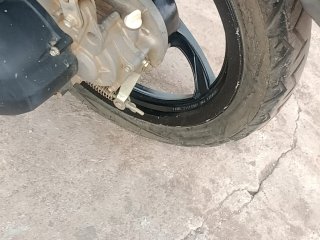 YAMAHA NEO 125 Pneu traseiro esq.