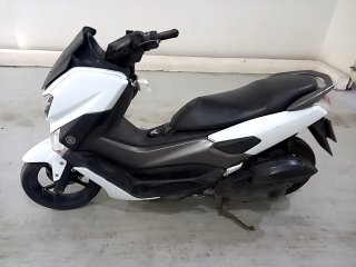 YAMAHA NMAX  Porta e interior motorista